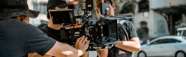 Filmteam bedient eine professionelle Kamera für eine lange Kamerafahrt